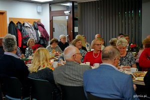 Uczestnicy prewernisażu wystawy &bdquo;100 obraz&oacute;w na 100-lecie Gdyni&rdquo; i spotkania wigilijnego w Gdyńskim Centrum Organizacji Pozarządowych