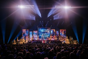 Artyści i prowadzący na scenie podczas koncertu „Matteo Bocelli i przyjaciele. Święta spełnionych marzeń” 