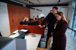 Prezydent Gdyni Aleksandra Kosiorek i sekretarz miasta Łukasz Kobus w nowo otwartym Punkcie Obsługi Mieszkańców Urzędu Miasta Gdyni na Chwarznie-Wiczlinie, w lokalu przy ul. Tęczowej 37 (fot. Kamil Złoch)