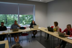 Finaliści konkursu "Morze mnie kręci" na warsztatach filmowych w Gdyńskiej Szkole Filmowej // fot. ARG