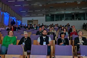 Uczestnicy konferencji Edu Day Gdynia 2024 w sali konferencyjnej Pomorskiego Parku Naukowo-Technologicznego. Wśród nich m.in. Iwona Tanewska - naczelnik Wydziału Edukacji Urzędu Miasta Gdyni oraz Małgorzata Chudzińska - miejski rzecznik praw ucznia 