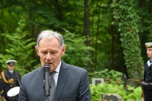człowiek przy mikrofonie