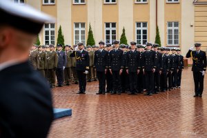 Uroczystość promocji na stopnie oficerskie dla absolwentów kursów oficerskich na Akademii Marynarki Wojennej w Gdyni (fot. Kamil Złoch)