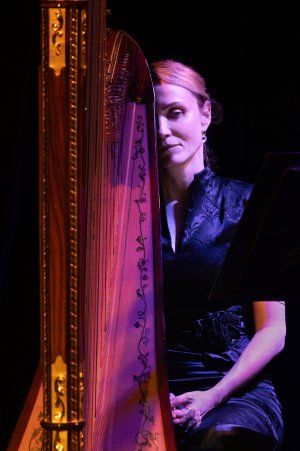 Harfistka podczas koncertu „Kaczmarek by Motion Trio & Sinfonietta Cracovia” w Konsulacie Kultury