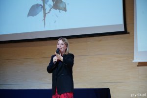 Oktawia Gorzeńska, wiceprezydentka Gdyni z mikrofonem