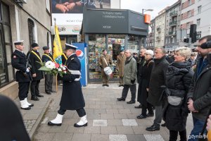 Delegacja gdyńskich samorządowców składa kwiaty przed tablicą pamiątkową umieszczoną na fasadzie domu Jana Radtkego - pierwszego wójta Gdyni. Od lewej: radny Zenon Roda, Marcin Wołek - wiceprzewodniczący Rady Miasta Gdyni, Joanna Zielińska - przewodnicząca Rady Miasta Gdyni, Wojciech Szczurek - prezydent Gdyni oraz radni Elżbieta Raczyńska i Lechosław Dzierżak // fot. Kamil Złoch