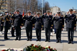 Przedstawiciele Marynarki Wojennej składający kwiaty pod pomnikiem Polski Morskiej podczas uroczystości z okazji 80. rocznicy zakończenia walk o Gdynię