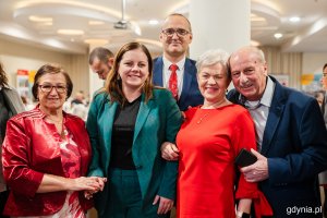 Wicewojewoda pomorski Emil Rojek i prezydent Gdyni Aleksandra Kosiorek pozują do zdjęcia z gdyńskimi seniorami