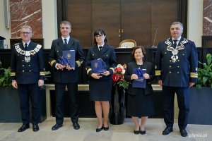 prof. dr hab. inż. kpt. ż.w. Adam Weintrit &ndash; rektor Uniwersytetu Morskiego w Gdyni i prof. UMG dr hab. Dariusz Barbucha &ndash; prorektor ds. nauki Uniwersytetu Morskiego z nagrodzonymi pracownikami uczelni 