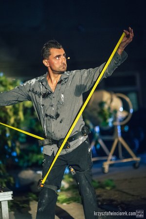 Aktor występujący w sztuce „Warunki zabudowy”, którą można zobaczyć na placu przy Gdyńskim Przedsiębiorstwie Handlowym Surtex w ramach festiwalu „Pociąg do Miasta” // fot. Krzysztof Winciorek