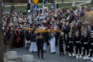 Uczestnicy Gdyńskiej Drogi Krzyżowej idący w procesji