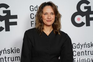 Na zdjęciu aktorka Ilona Ostrowska na ściance z napisem Gdyńskie Centrum Filmowe