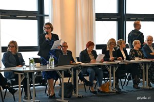 Od lewej: Oktawia Gorzeńska – wiceprezydent Gdyni i wiceprzewodnicząca Komisji Edukacji Związku Miast Polskich, Beata Chrzanowska – wiceprezydent Słupska i przewodnicząca Komisji Edukacji Związku Miast Polskich oraz inni członkowie komisji podczas obrad w Gdyni 