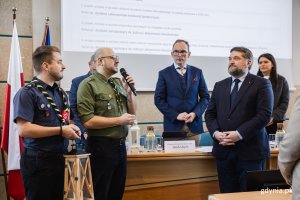 Harcerze z gdyńskiego Hufca ZHP przekazują Betlejemskie Światło Pokoju w ręce przewodniczącego Tadeusza Szemiota Na zdjęciu także: wiceprzewodniczący RMG Mariola Śrubarczyk-Cichowska, Jakub Ubych i Ireneusz Trojanowicz