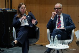 Panel dyskusyjny. Na zdjęciu: prezydent Gdyni Aleksandra Kosiorek i  rektor UG prof. dr hab. Piotr Stepnowski (fot. Magdalena Starnawska)