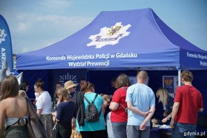 Grupa ludzi przt namiocie Komendy Wojewódzkiej Policji w Gdańsku, Wydział Prewencji