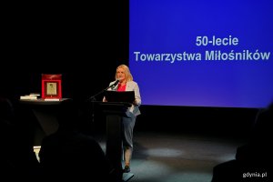 Agnieszka Baranowska &ndash; członkini zarządu wojew&oacute;dztwa pomorskiego przemawiająca podczas uroczystości z okazji 50-lecia Towarzystwa Miłośnik&oacute;w Gdyni 