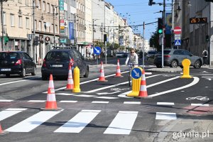 Ruch uliczny: samochody i rowerzystka kieruje się w stronę Wzgórza św. Maksymiliana