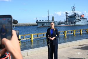 Przy mikrofonie na pr&oacute;bie Magdalena Sobkowiak-Czarnecka, sekretarz stanu w Ministerstwie Obrony Narodowej