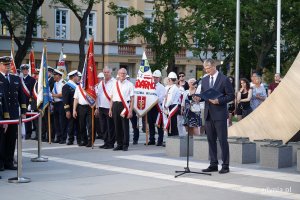 Na zdjęciu ludzie morza i Rafał Geremek czytający list