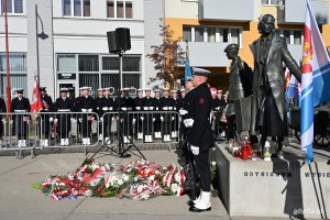Posterunek honorowy przy Pomniku Gdynian Wysiedlonych podczas uroczystości z okazji 87. rocznicy pierwszych wysiedleń Gdynian 