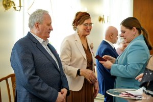 Prezydent Aleksandra Kosiorek wręcza medal jubilatom