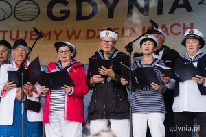 Grupa os&oacute;b w marynarskich strojach