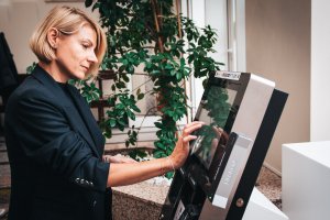 Aleksandra Mendryk, Skarbnik Miasta Gdyni prezentuje zasadę działania opłatomatu. Fot. Zygmunt Gołąb 