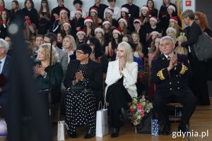 Goście V LO, a wśród nich m.in. kadm. prof. dr hab. Tomasz Szubrycht, rektor-komendant Akademii Marynarki Wojennej