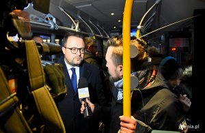 Pierwszy przejazd autobusu po kontrabuspasie na ulicy Chwarznieńskiej, na zdj. wiceprezydent Gdyni ds. rozwoju, Marek Łucyk, fot. Kamil Złoch