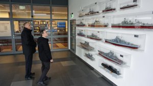 Maciej Kwaśniewski - laureat konkursu na logo stulecia AMW podczas wizyty w Akademii Marynarki Wojennej // fot. materiały prasowe AMW