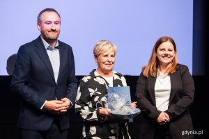 Ewa Słomska, laureatka Nagrody Prezydent Miasta Gdyni dla pracowników ochrony zdrowia, wraz z prezydent Gdyni Aleksandrą Kosiorek i wiceprezydentem Tomaszem Augustyniakiem