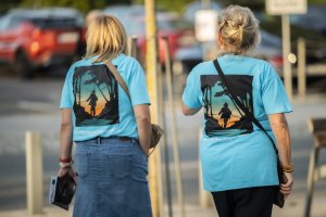 Dwie kobiety w festiwalowych koszulkach