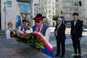 Kaszubi składają kwiaty pod pomnikiem Antoniego Abrahama