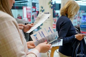 Uczestnicy akcji z okazji Dnia Mężczyzny otrzymywali m.in. ulotki informacyjne zachęcające do profilaktyki 