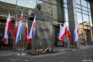 Kwiaty pod pomnikiem Eugeniusza Kwiatkowskiego // fot. Paweł Kukla