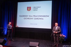 Prezydent Wojciech Szczurek przemawia podczas uroczystości wręczania nagród gdyńskim pracownikom ochrony zdrowia // fot. Paweł Kukla