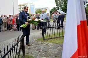 Przy samolocie TS-8 Bies na Babich Dołach złożono kwiaty z okazji Święta Lotnictwa Polskiego. Na zdjęciu: Marek Łucyk, wiceprezydent Gdyni ds. rozwoju // fot. Paweł Kukla