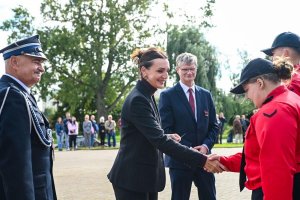 Wojewoda pomorska Beata Rutkiewicz przyznaje brązową odznaką &bdquo;Młodzieżowej Drużyny Pożarniczej&rdquo; Joannie Lorenc