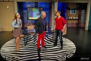 Zdjęcie z pr&oacute;by medialnej spektaklu &bdquo;Powiedzmy miłość&rdquo; w Teatrze Muzycznym w Gdyni. Od lewej: Weronika Radniecka jako Larissa Tucker, Marek Richter jako Piers Boston oraz Mikołaj Pancerz jako Darren Tucker