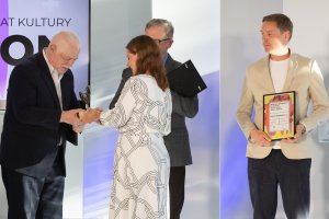 Kazimierz Wierzbicki, twórca i właściciel firmy Trefl odbiera Galiona Gdyńskiego z rąk prezydent Kosiorek