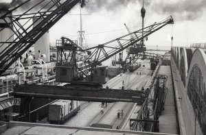 Port w Gdyni, nabrzeże Francuskie, z prawej Magazyn Tranzytowy, fot. Henryk Podębski, 1935 r., zbiory MMG