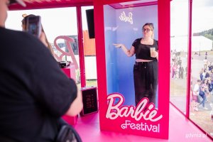 Uczestnicy festiwalu w budce do zdjęć