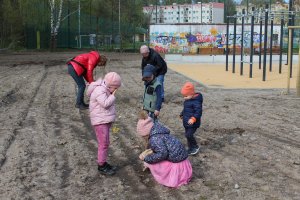 Sianie łąki kwietnej na witomińskiej polanie // fot. materiały prasowe LIS