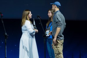 Nagrody wręczyła prezydent Gdyni Aleksandra Kosiorek. Na zdjęciu wraz z: Dominiką Kubiak i Arturem Czermakiem (fot. Paweł Budziński)