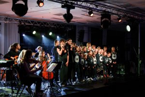 Na scenie Jagoda Jagson z chórem dzieci z Sopockiego Teatru Muzycznego Baabus Musicalis