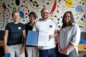 Przedstawicielki Gdyńskiego Centrum Wspierania Przedsiębiorczości z Agnieszką Kukiełko &ndash; naczelniczką Wydziału Polityki Gospodarczej Urzędu Miasta Gdyni na czele podczas jubileuszowego spotkania Maciejem Kamińskim i Katarzyną Czechowską z Tapas Barcelona (fot. Magdalena Czernek)