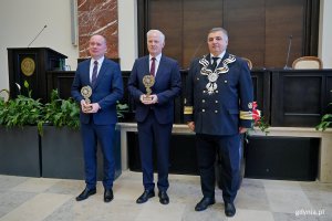 Od lewej: Wojciech Gąsowski &ndash; dyrektor Departamentu Edukacji Morskiej Ministerstwa Infrastruktury i senator Sławomir Rybicki z Medalem &bdquo;Zasłużony dla Szkolnictwa Morskiego&rdquo; wręczonym przez rektora Uniwersytetu Morskiego prof. dr hab. inż. kpt. ż.w. Adama Weintrita podczas posiedzenia senatu uczelni z okazji 106. rocznicy utworzenia Uniwersytetu Morskiego 