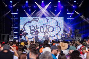 Grupa Błoto podczas występu na Flow Stage 