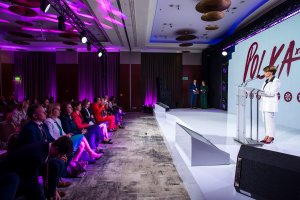 Po prawej stroni, przy mikrofonie: Jadwiga Emilewicz – posłanka na Sejm RP, była wiceprezes Rady Ministrów podczas otwarcia konferencji „Polka XXI wieku” // fot. materiały Fundacji Projekt PL